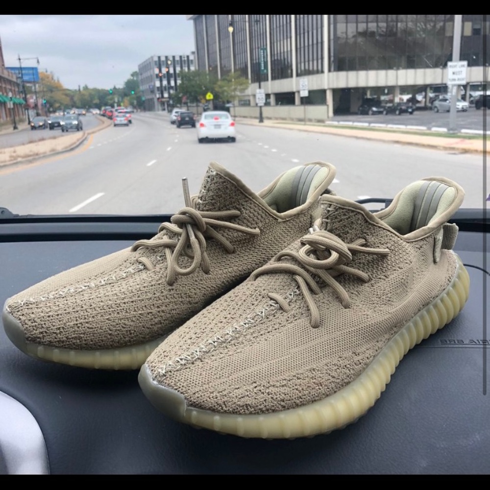 Yeezy 350 v2 dark green size 10 men’s